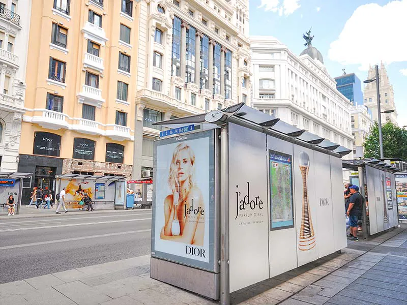 Marquesina de autobús con la campaña de accesibilidad