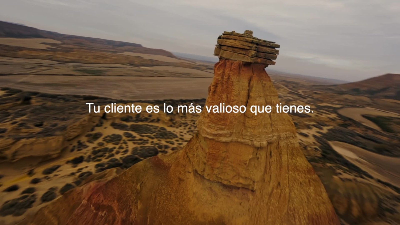 Vista aérea del Castildetierra, en las Bardenas Reales de Navarra, con el texto «Tu cliente es lo más valioso que tienes»