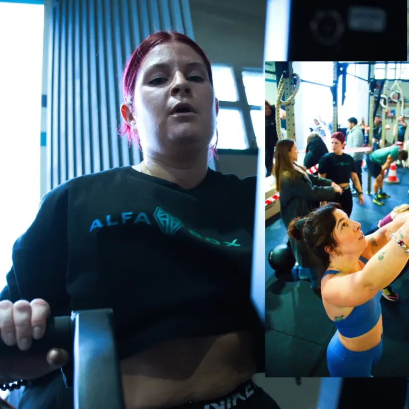 Socia entrenando en la máquina de remo en Alfa Box Tarazona