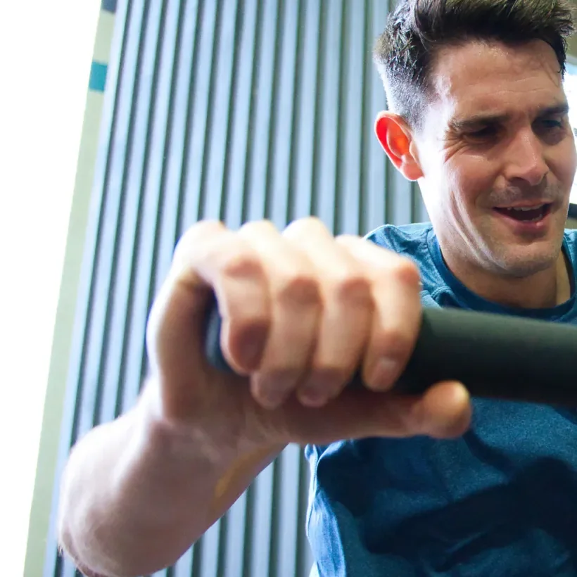 Socio entrenando en el ski erg en Alfa Box Tarazona
