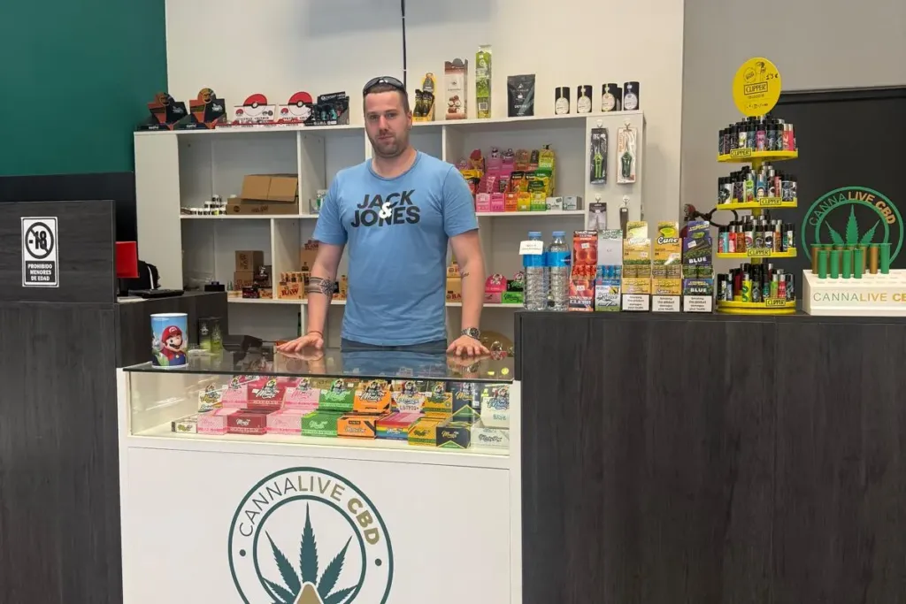 Interior de la tienda Cannalive CBD con su mostrador y productos