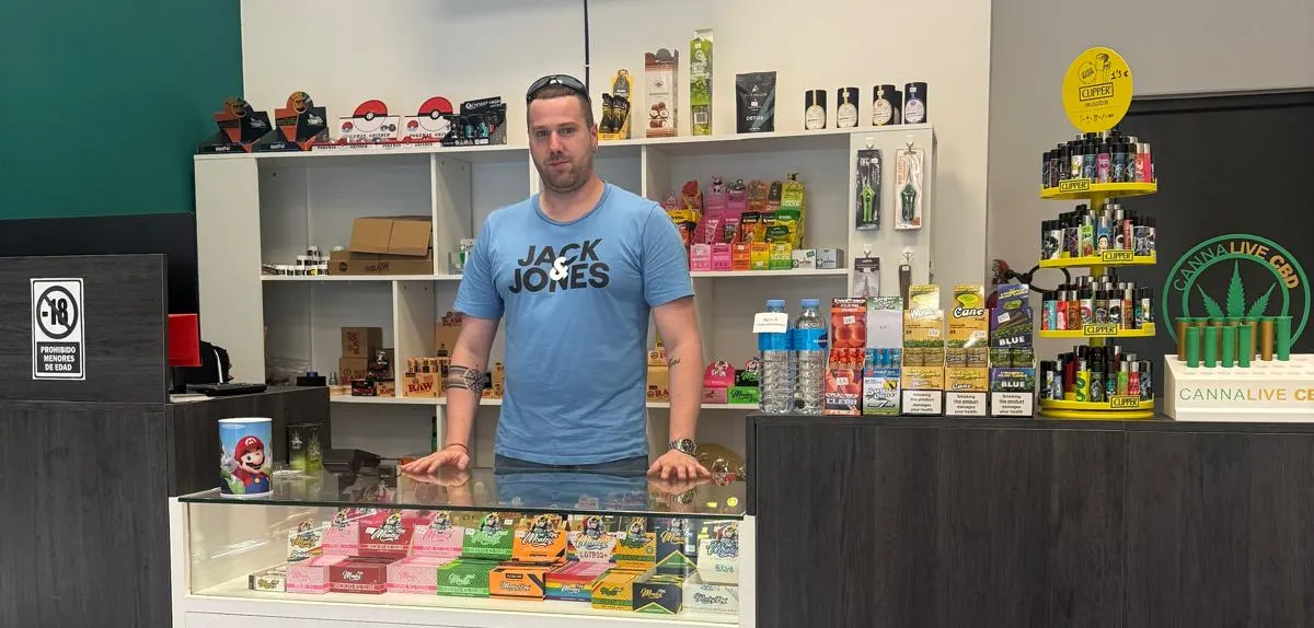 Interior de la tienda Cannalive CBD con el mostrador y los productos