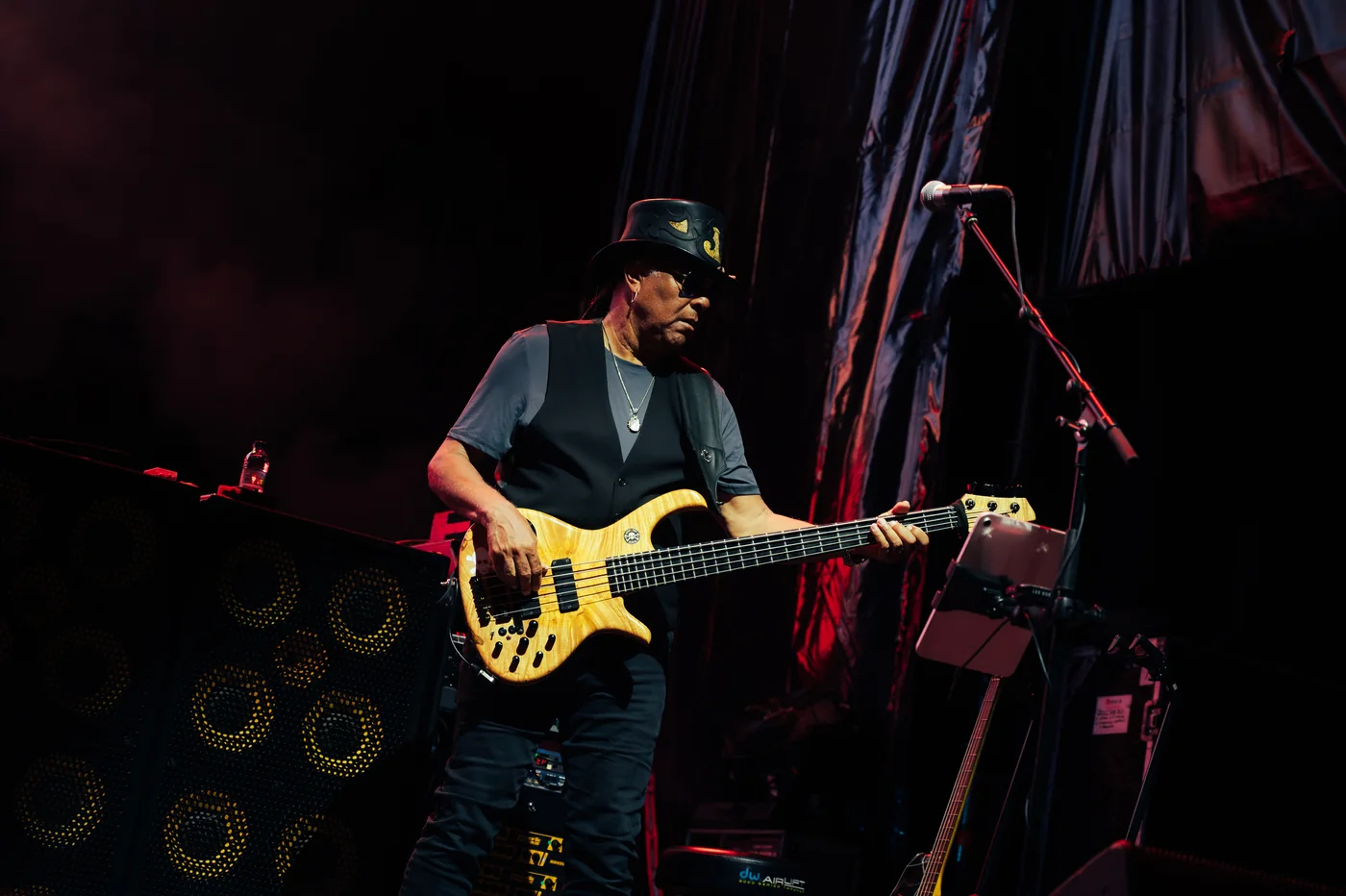 Bajista sobre el escenario durante un concierto de Get Rock