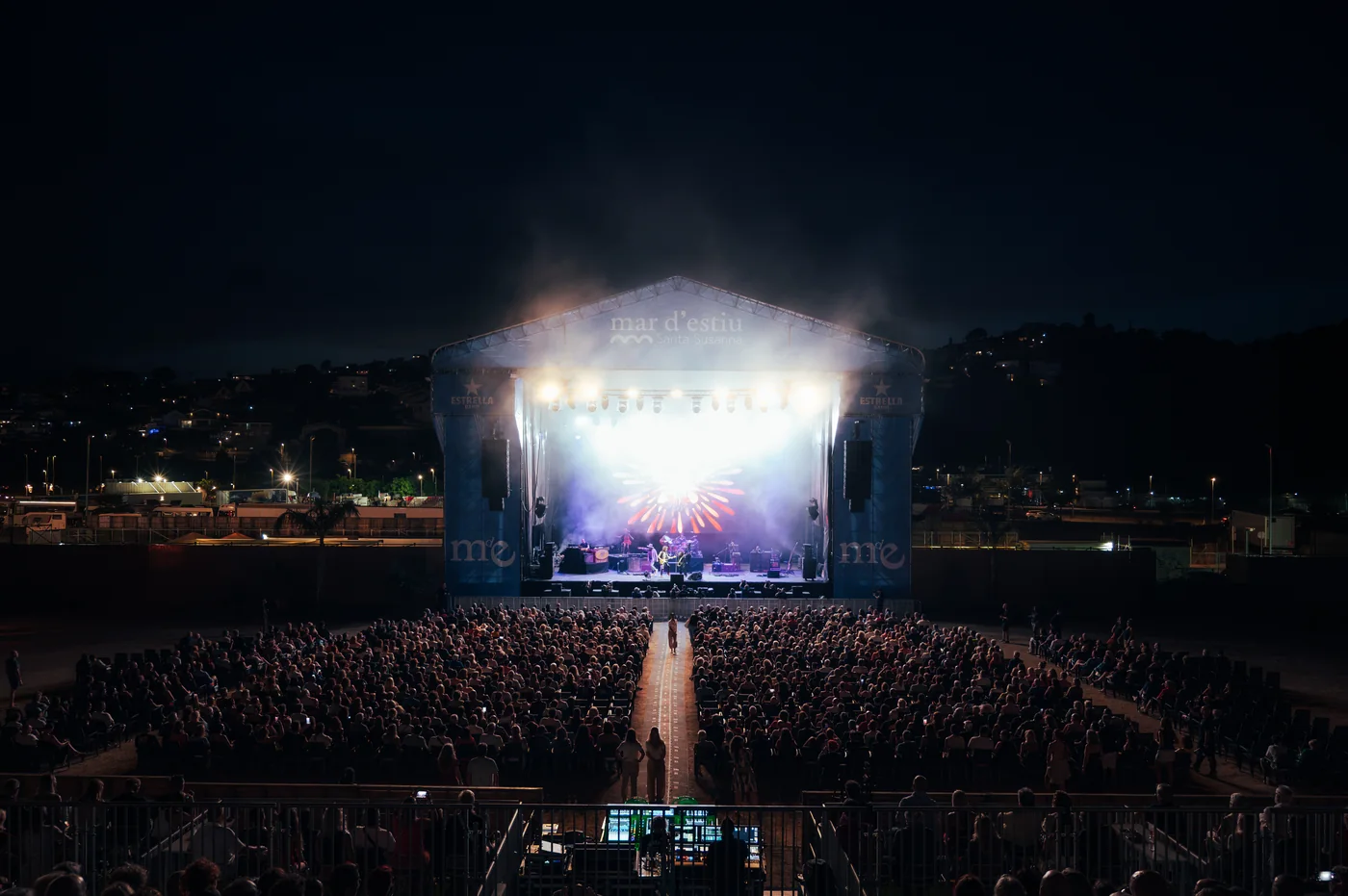 Público ante el escenario principal en un festival de Get Rock