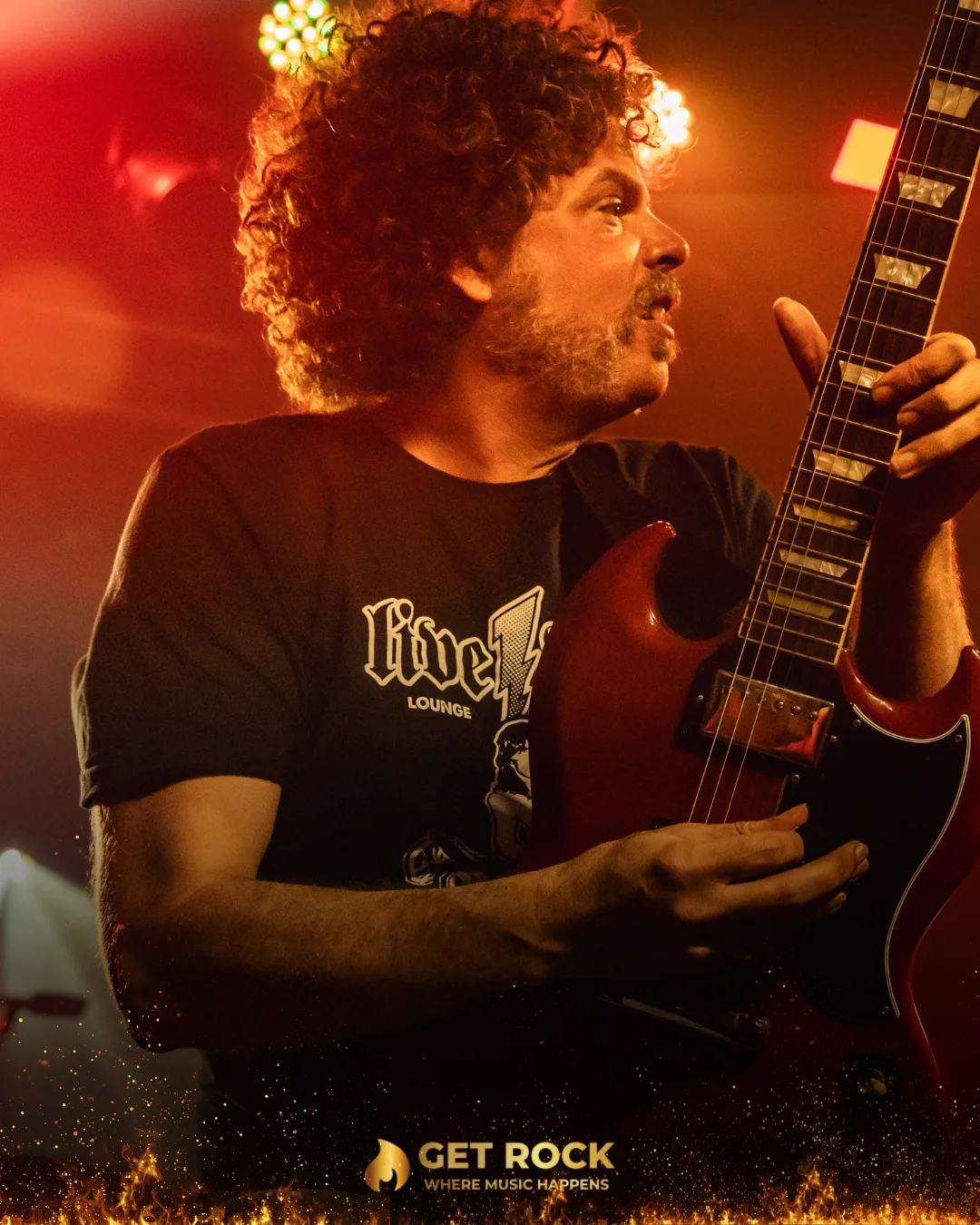 Primer plano de un guitarrista tocando en un concierto de Get Rock