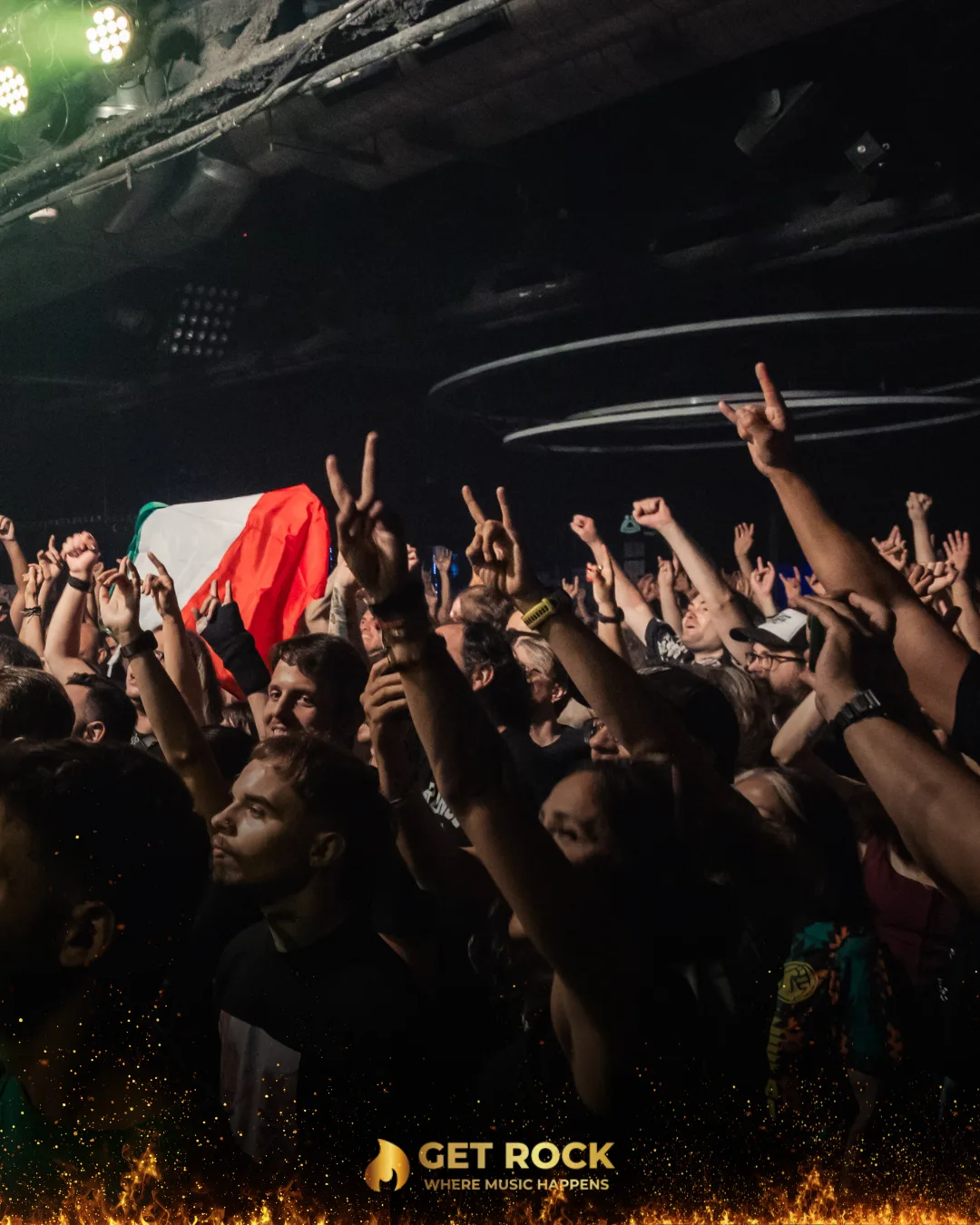 Público de un concierto de Get Rock visto desde el escenario, con las manos en alto