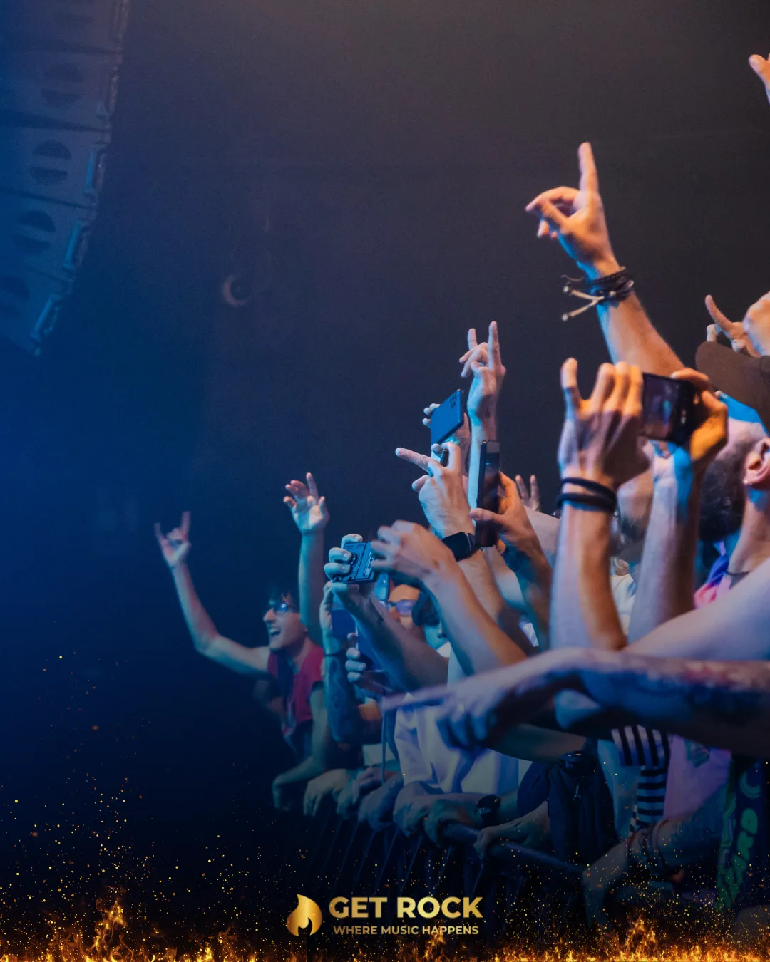 Público con las manos en alto ante el escenario en un concierto de Get Rock