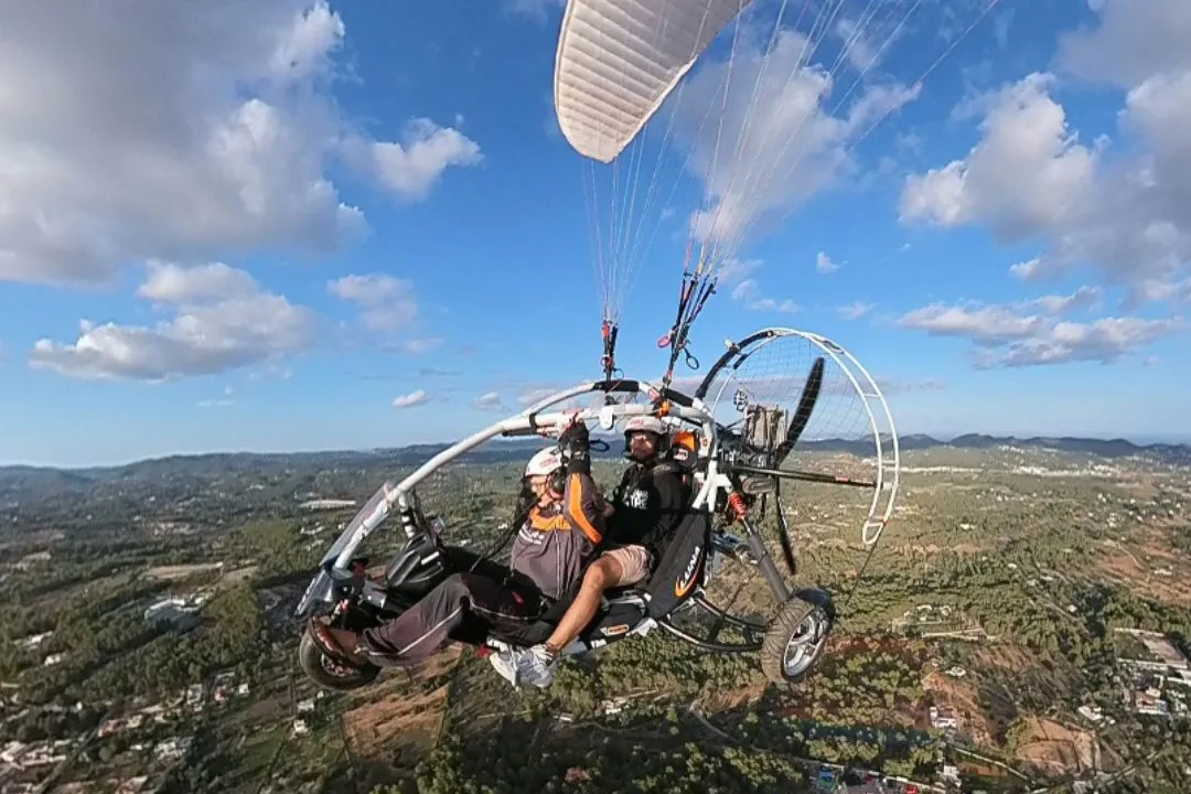 Acantilados y pinares de Ibiza vistos desde el aire en un vuelo con Ibiza Fly