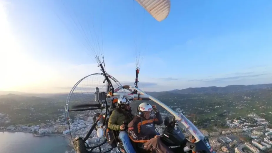 Vuelo en paramotor sobre un pueblo costero de Ibiza