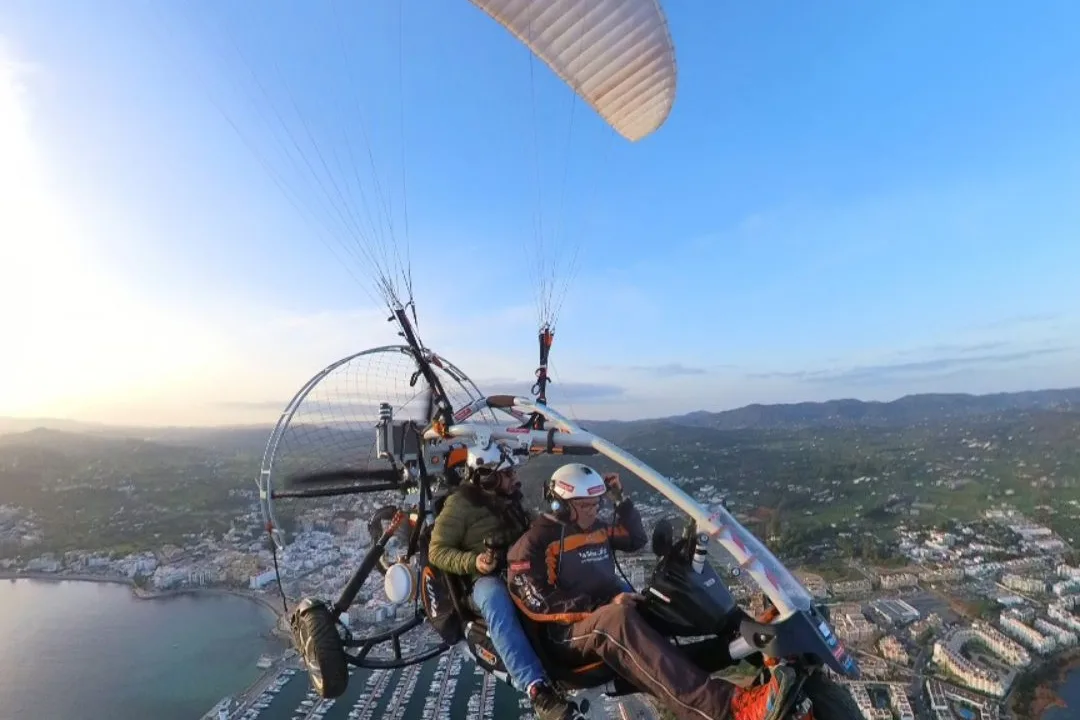 Vuelo en paramotor sobre un pueblo costero de Ibiza