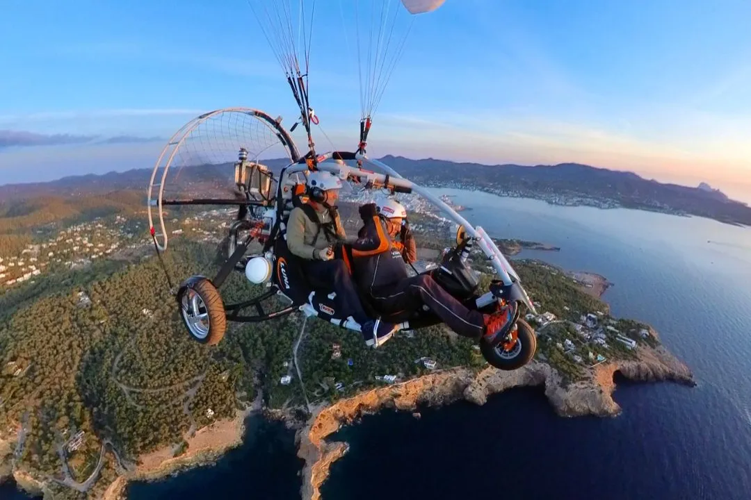 Vuelo en paramotor sobre la costa de Ibiza al atardecer