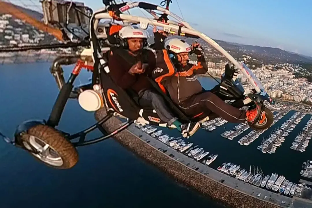 Puerto de Ibiza visto desde un paramotor en vuelo