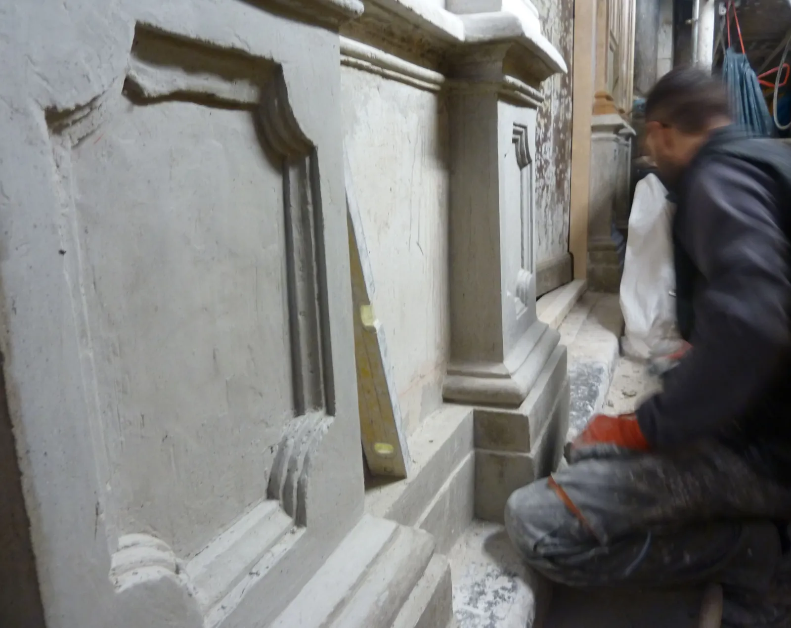 Restaurador de Javier Gómara trabajando en un muro histórico