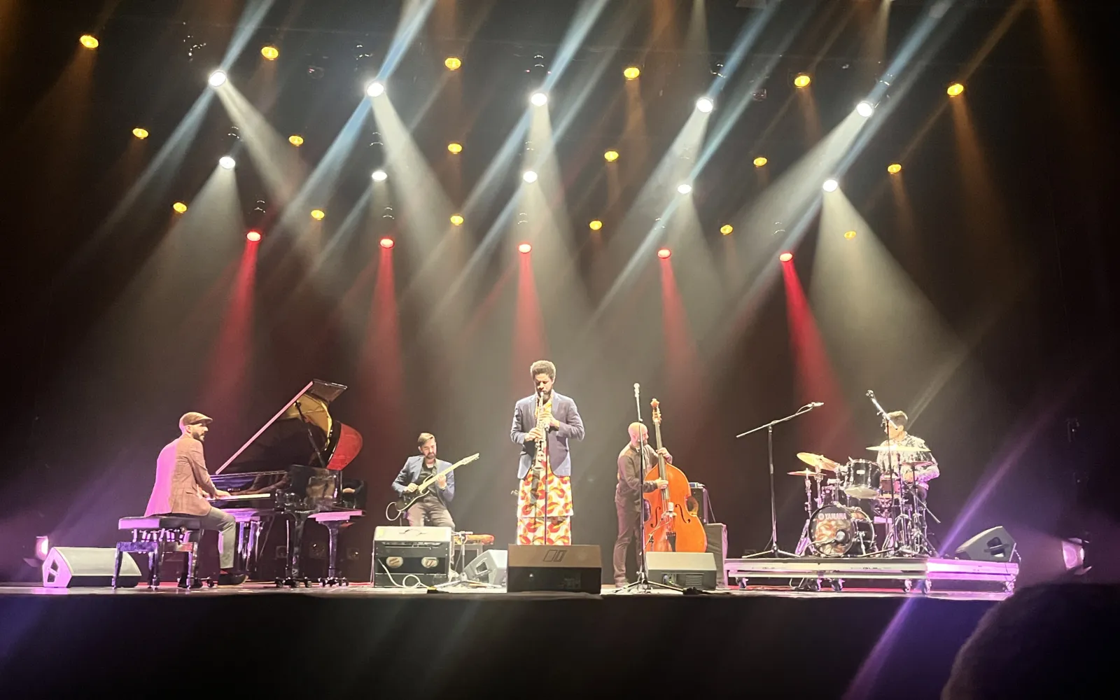 Quinteto de jazz de Kairos Music en directo bajo los focos del escenario