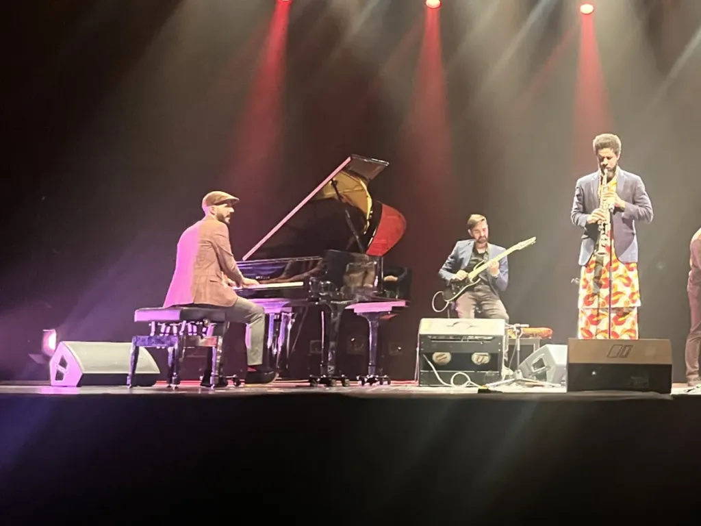 Pianista y guitarrista de jazz de Kairos Music en concierto, bajo los focos del escenario