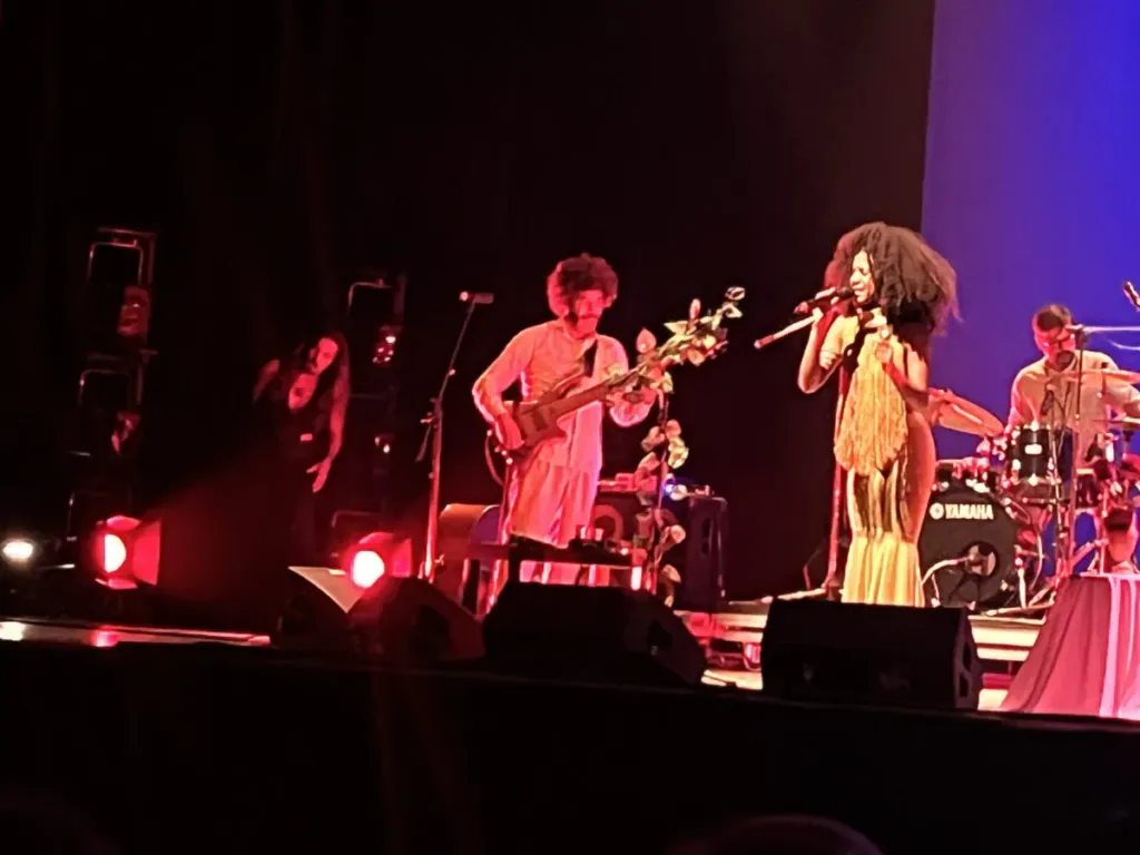 Público en un concierto de jazz de Kairos Music, con la cantante y el bajista en el escenario