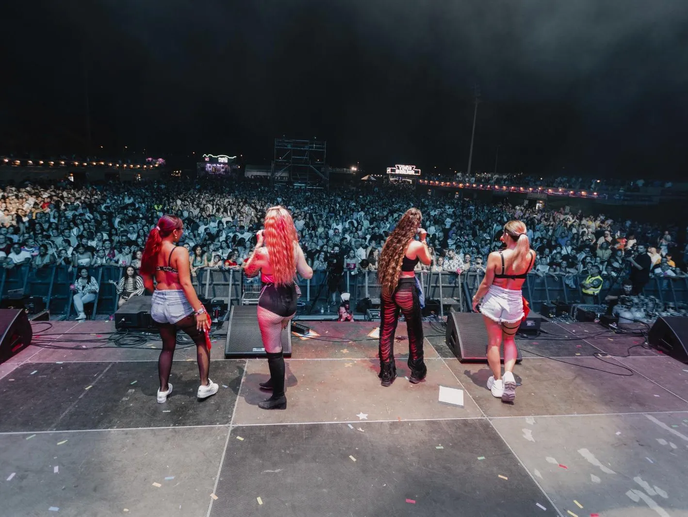 Mapy B y sus bailarines ante el público en un festival