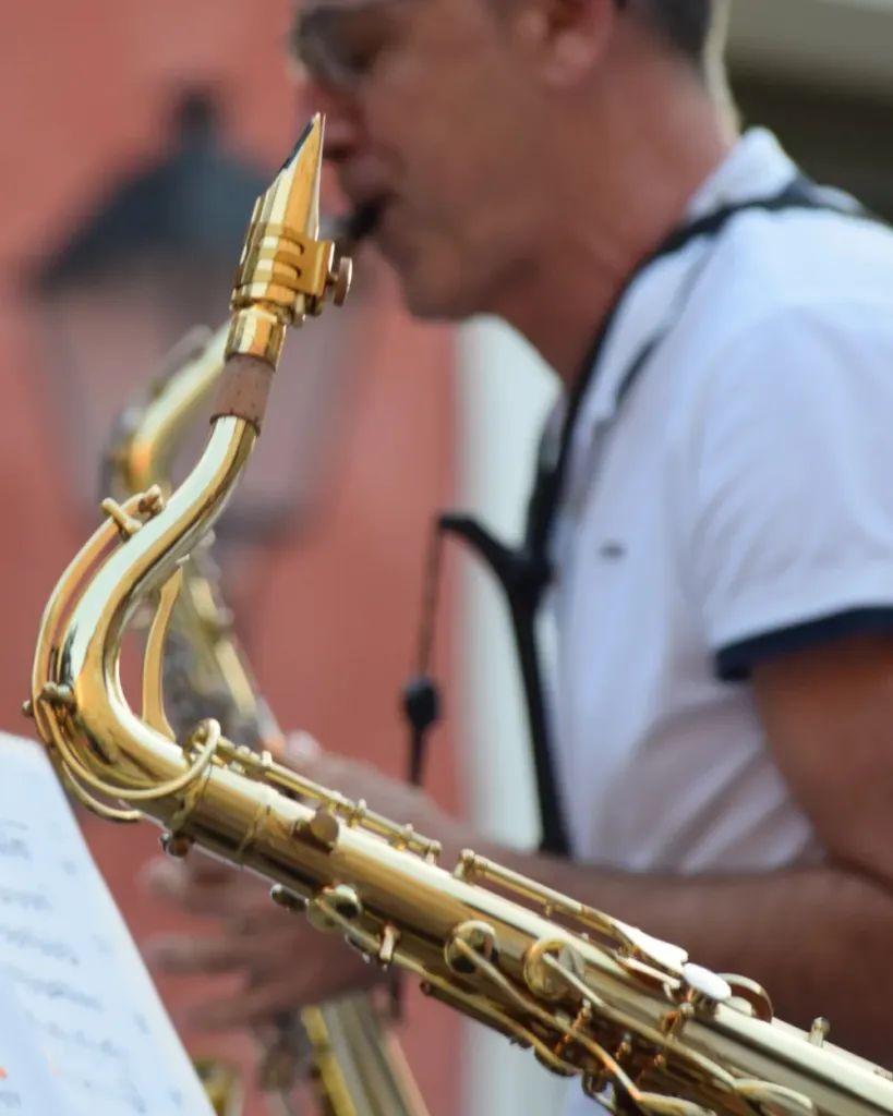 Saxofonista de Ribera Jazz Center tocando en el concierto de fin de curso