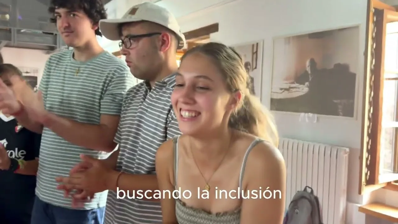 Fotograma del videoclip Por un mundo sin barreras de Amimet