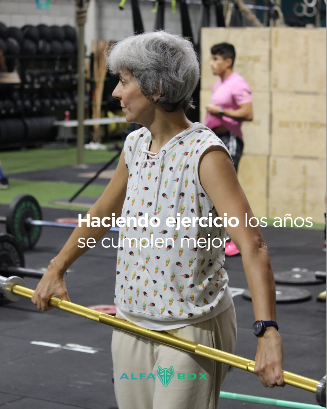 Socia mayor entrenando con barra en Alfa Box Tudela: haciendo ejercicio los años se cumplen mejor
