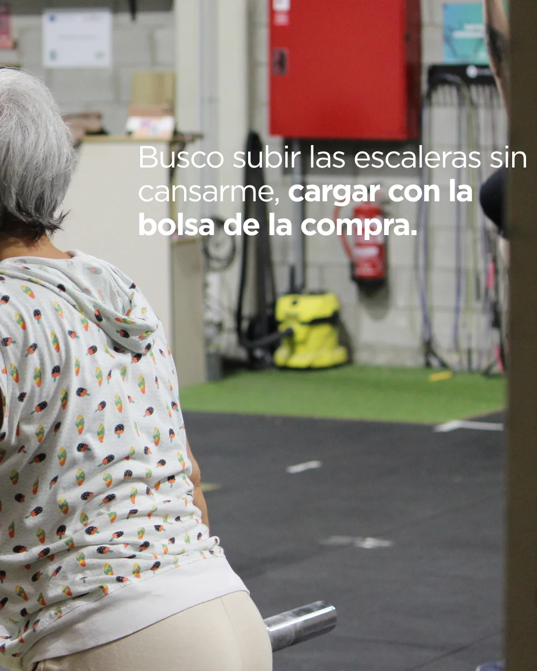 Socia entrenando en Alfa Box Tudela: subir las escaleras sin cansarse y cargar con la compra