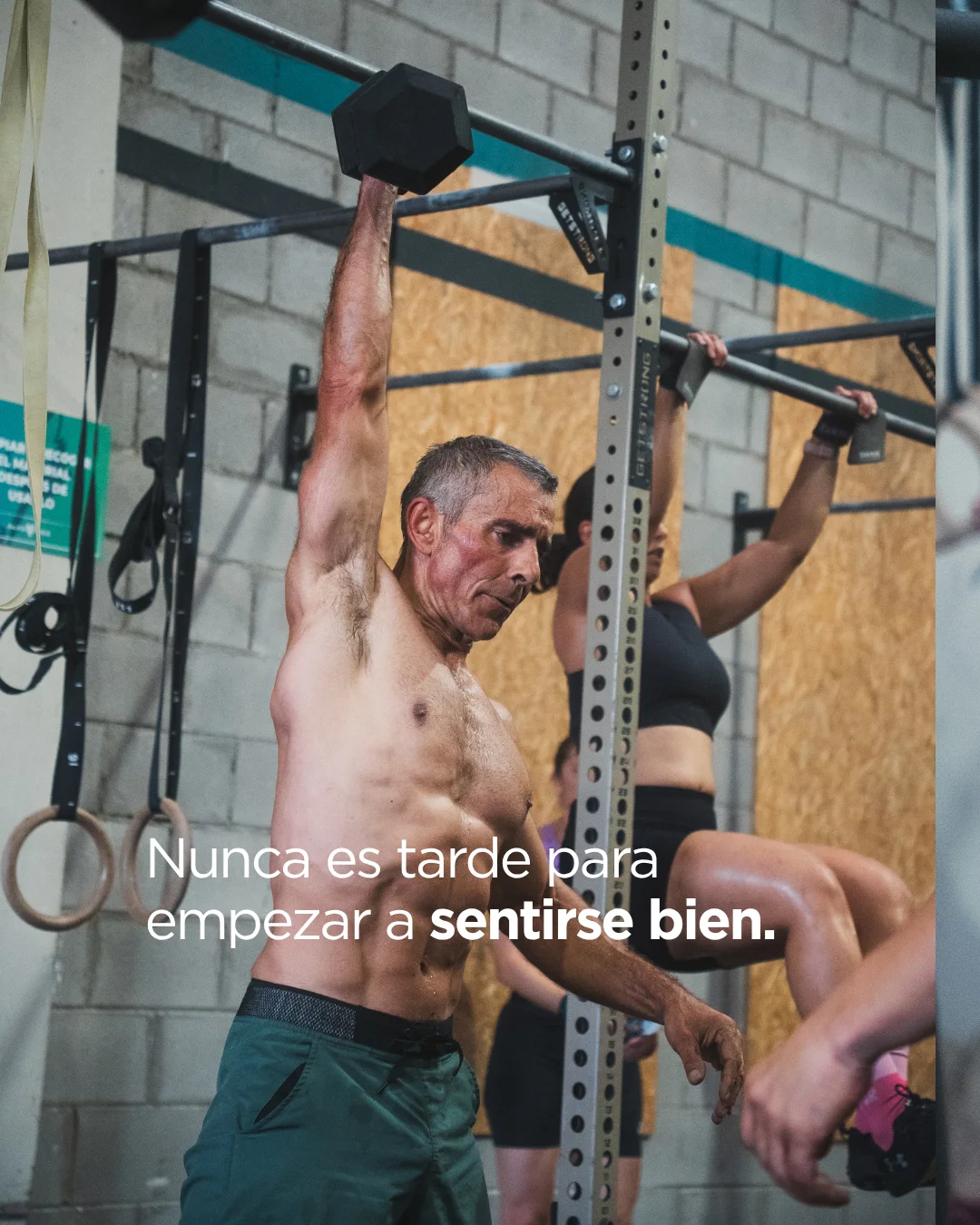 Socio realizando un ejercicio con barra en Alfa Box Tudela: nunca es tarde para empezar a sentirse bien