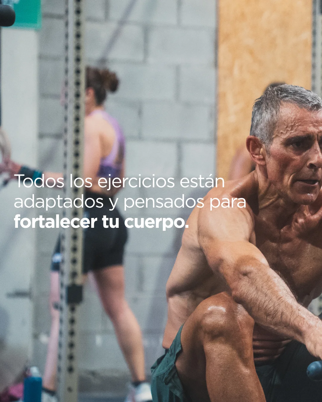 Socio entrenando en el remo en Alfa Box Tudela: todos los ejercicios están adaptados para fortalecer el cuerpo